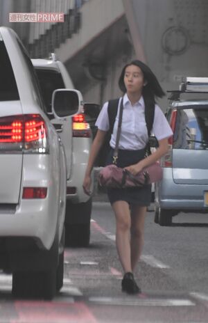 2018年、車で迎えにきた木村拓哉にKoki,はおどけた表情