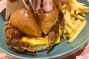 「ワ～人間、ヤメローー！　イタタタタタ………」『ドムドムバーガー』の丸ごとカニバーガー