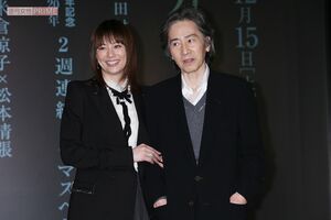 2012年12月、ドラマ『十万分の一の偶然　熱い空気』制作会見で、共演の米倉涼子と並ぶ田村正和さん