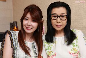 自身が経営、母・文子さんが働く東京・世田谷のバー『YABEKE』にて