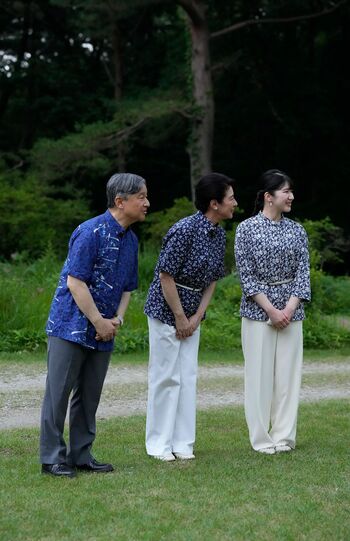 7月15日、那須御用邸での静養に入られた天皇、皇后両陛下と長女・愛子さま。何かを発見されたご様子