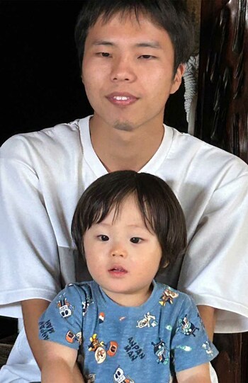 父親の塚越寛人さんと湊斗くん(画像は遺族提供)