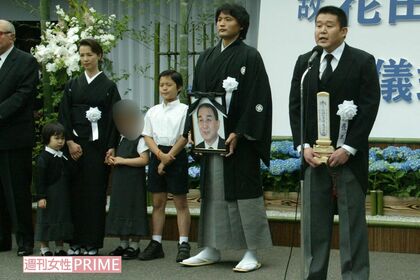 花田虎上（右）と貴乃花一家。貴乃花の隣が幼い頃の花田優一