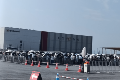 入場ゲート前では炎天下の中、多くの人が並んだ（8月撮影）