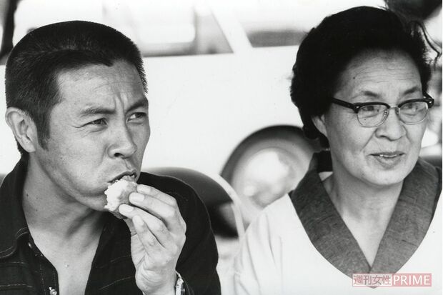 母・キクエさんの隣でおにぎりを頬張る若き日の北島三郎