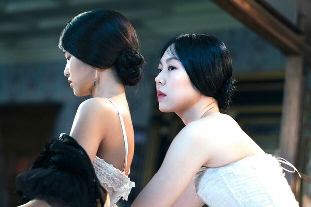 侍女として屋敷に入り込むことに成功したスッキ（左＝キム・テリ）だが、秀子お嬢様（キム・ミニ）に使えているうちに、美しく純真で孤独な秀子に惹かれていく　映画『お嬢さん』／(C) 2016 CJ E&M CORPORATION，MOHO FILM，YONG FILM ALL RIGHTS RESERVED