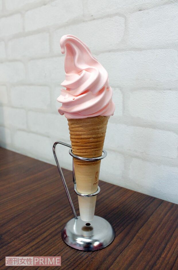 甘酸っぱくてスパイシー、新生姜味のピンクのソフトクリーム