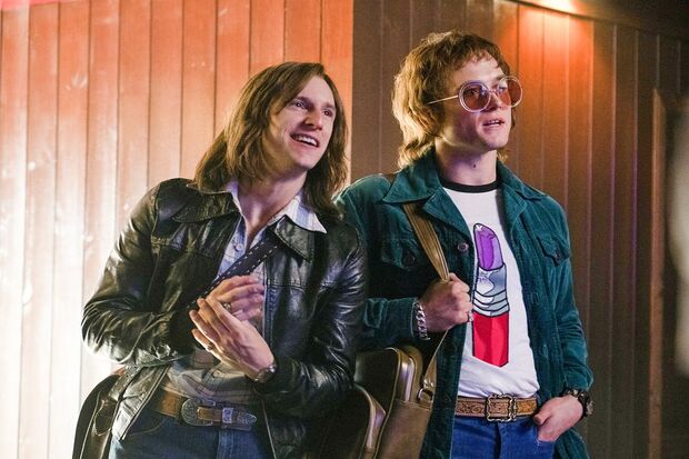 エルトンの曲作りのパートナーとなる作詞家のバーニー・トーピン（左）　(c)2018 Paramount Pictures. All rights reserved.