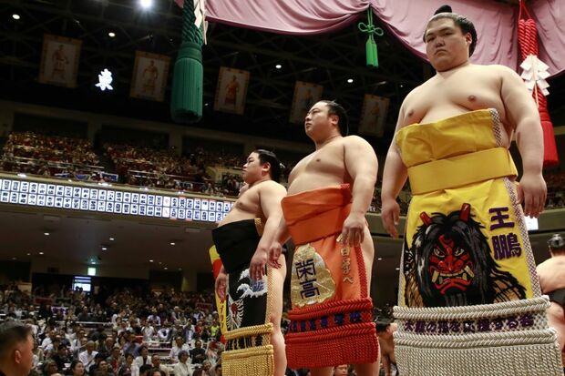 色とりどりの化粧まわしが並ぶ（日本相撲協会公式Xより）