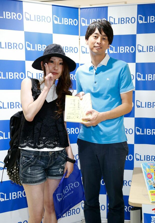 ひとりひとりにイラスト入りのサインをし、ツーショット撮影に応じた