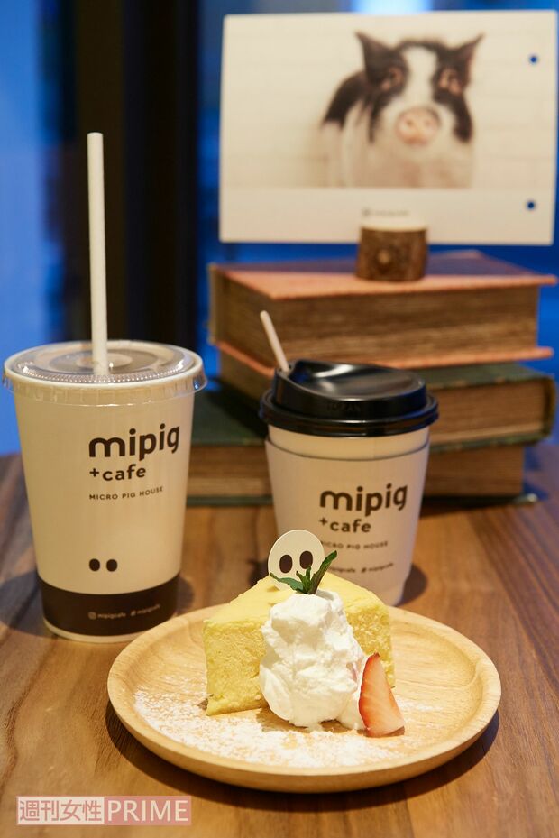 店内ではドリンクやスイーツも楽しめちゃう。よ～く見ると、ケーキの上にブタさんのお鼻マークが　撮影／山田智絵