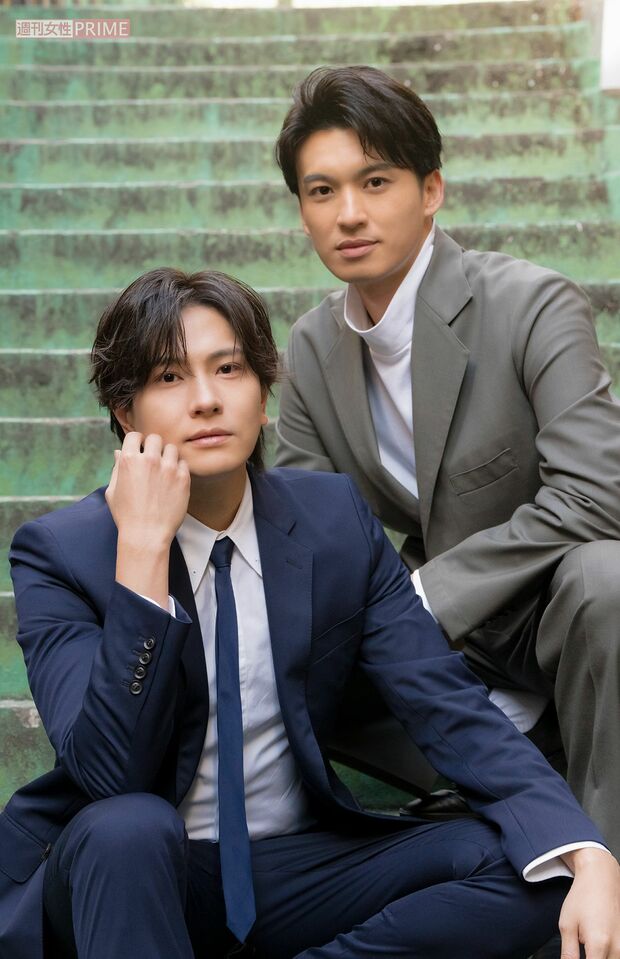 写真左から財木琢磨、荒井敦史　撮影／伊藤和幸　ヘアメイク／田中紫央（財木）、菊池弥生（荒井）　スタイリスト／MASAYA（財木）、藤井エヴィ（荒井）　衣装協力／HAAVE（荒井）