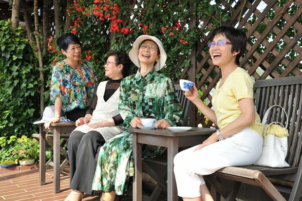 共同墓で行っている追悼会の様子　写真提供／SSSネットワーク