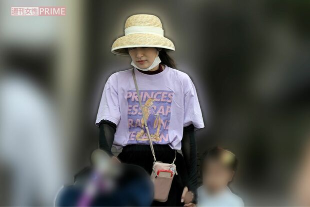 熊田曜子。周囲の話によれば、騒動で仕事が激減したためなのか、よく近所の公園にいるとのこと