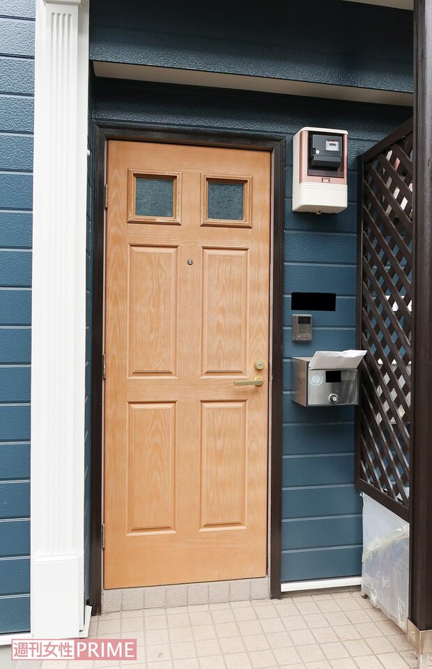 容疑者が住んでいた千葉県野田市のアパートの玄関前