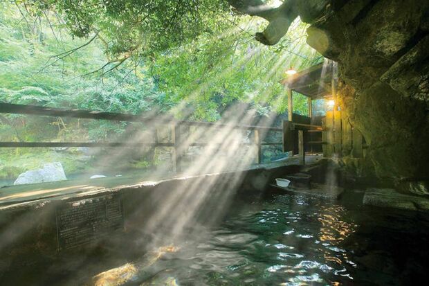 地層から湧き出るお湯は、浴槽からあふれるとそばの川に流れていく。その景色を見るだけでも心が癒される