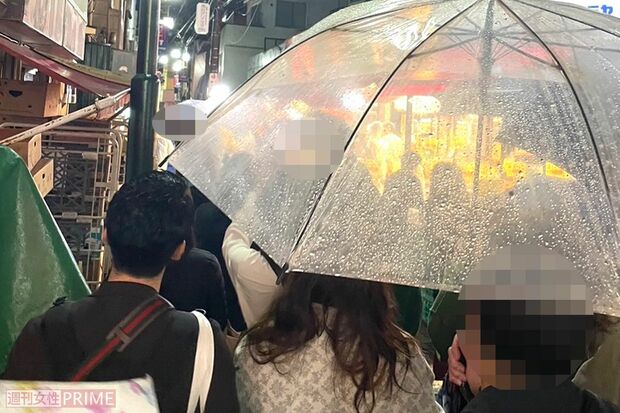 新しい地図のロケを一目見ようと殺到する人たち