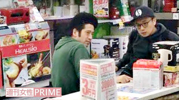 会計が終わるのを静かに待つ2人。距離感が親密さを表している