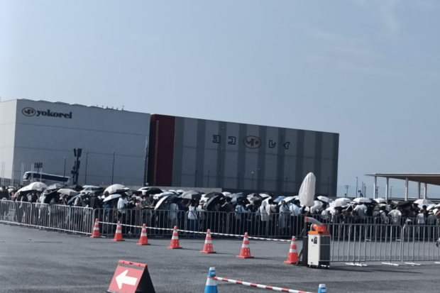 入場ゲート前では炎天下の中、多くの人が並んだ(8月撮影)