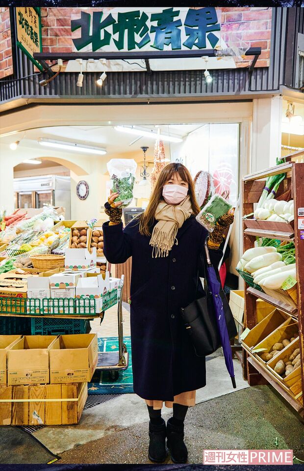 「金沢春菊」と「せんな」をゲット！「せんな」はわさびの葉だそうで、店主曰く「サッと茹でて一夜漬けにするとツーンと辛味が出ます」　撮影／山田智絵