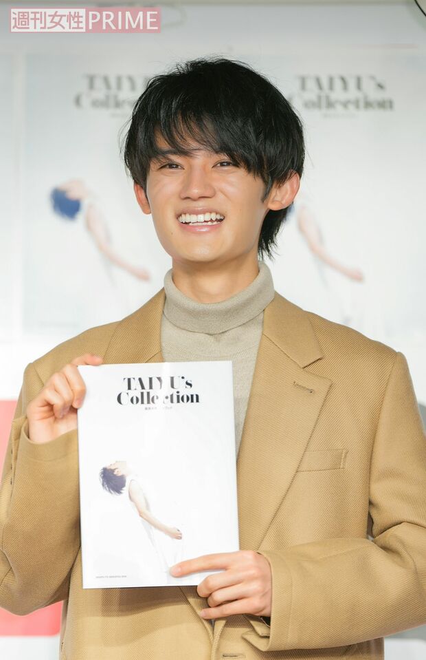 発売中のフォトブック『TAIYU‘sCollection』（定価3300円、主婦と生活社刊）をPRする藤原大祐（撮影／伊藤和幸）