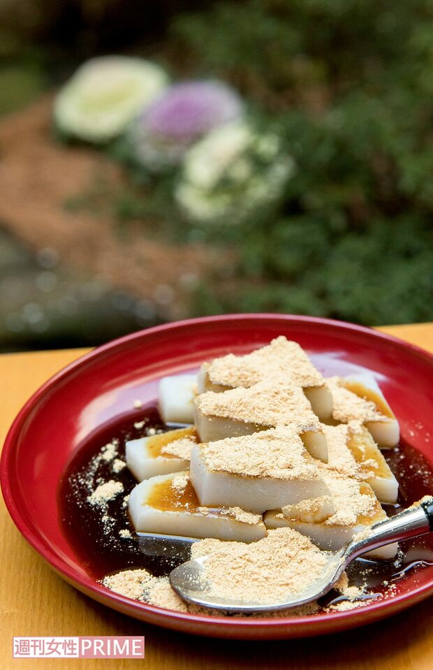 船橋屋の代表商品の元祖・くず餅。ほのかな酸味と爽やかな食感のくず餅に、上質な黒蜜ときな粉をからめていただく　撮影／伊藤和幸