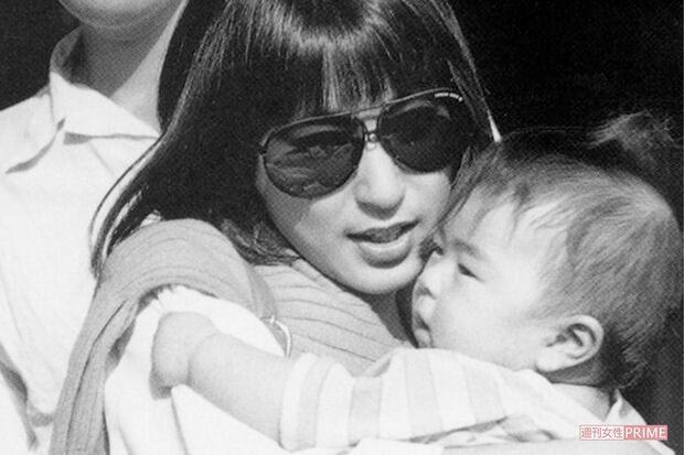 赤ちゃんの宇多田ヒカルを抱っこする藤圭子さん（'83年）