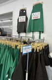 拡散された、リサイクルショップで大量に販売されているエプロン。『松屋』『松のや』それぞれ1点88円で販売されている様子（Xより）