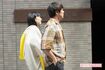 '21年5月、高級天ぷら店を後にする『ウーマンラッシュアワー』の村本大輔と松田ゆう姫