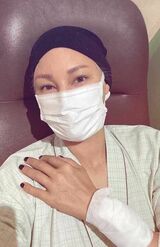 Instagram（@annaumemiya）より。髪の毛はだいぶ抜け、ウィッグと帽子でオシャレを楽しんでいる。「シャンプーやドライヤーをかけるのがすごくラクに。何事もいい面はあるんですね」