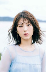 写真集先行カットで切なげな表情を見せる浜辺美波（PRTIMESより）