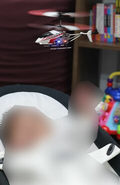 ラジコンヘリを次男の頭上で旋回させる場面を投稿（西岡竜司容疑者のフェイスブックより、一部加工）