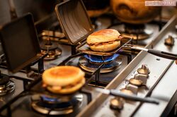 たくさんのホットサンドメーカーの中から、最適なものを選んで調理！　撮影／廣瀬靖士