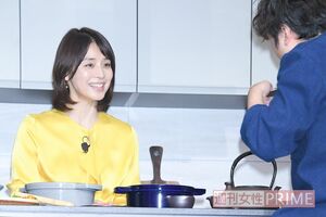 石田ゆり子がほほ笑んだ先にいた男性は……。撮影／高梨俊浩