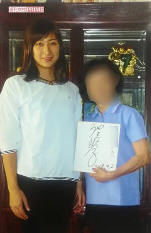 池江の祖父母が常連のヘアサロン店主とは、会うたびにツーショット写真を撮影（2018年4月撮影）