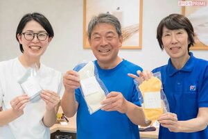 左から、長女・みどりさん、鈴木和夫さん、妻・喜子さん　撮影／伊藤和幸