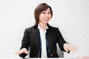 「何でもお話しします」と笑顔でインタビューを受ける湖月わたる。時にはユーモアを交えて自身の半生を振り返る 撮影/佐藤靖彦