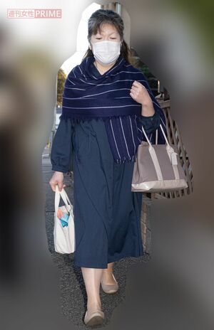 2020年11月、借金問題を直撃するも無言を貫いた小室佳代さん。警察官2名も同行出勤