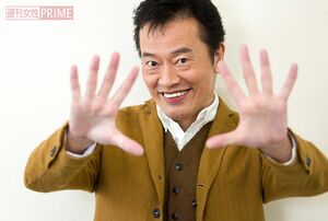 遠藤憲一＝“コワモテ”の印象はどこへやら……笑顔もポーズも可愛すぎる　撮影／伊藤和幸