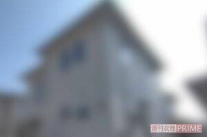 谷容疑者の自宅。玄関前の植木や芝生は、きちんと手入れされていた