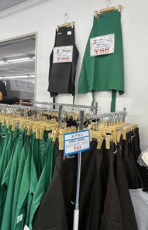 拡散された、リサイクルショップで大量に販売されているエプロン。『松屋』『松のや』それぞれ1点88円で販売されている様子（Xより）