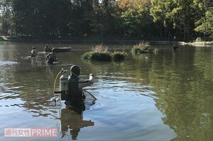 潜水スーツを着た白輪園長の指揮のもと、ワニガメ包囲網は完成していった