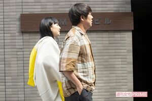 '21年5月、高級天ぷら店を後にする『ウーマンラッシュアワー』の村本大輔と松田ゆう姫