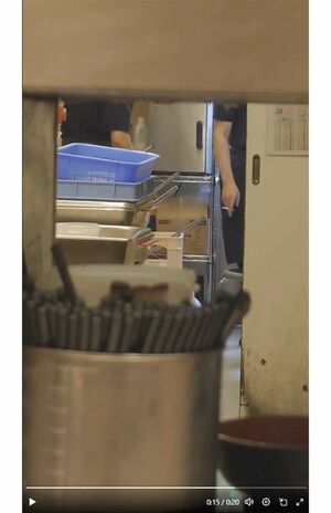 『吉野家』店員の右手には紙巻きたばこが（拡散されている動画より）