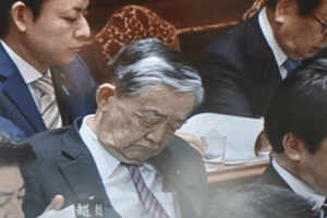 爆睡する自民党・奥野信亮氏（Xより）