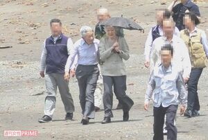 海風が吹き荒れる中、御用邸裏の砂浜を約30分散歩された両陛下。地元住民にも気さくにお声がけを（6月28日）