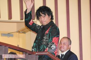 手を振る斎藤工。白石和彌監督（写真右）は涙目で「楽しんでもらいたいという一念で作った作品」　撮影／渡邉智裕