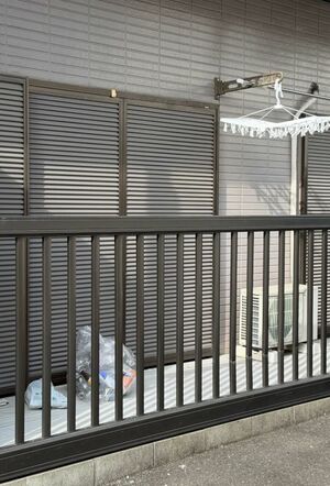 竹前夫婦の自宅ベランダにはゴミ袋が放置されていた