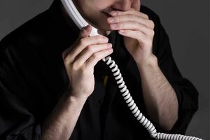 着信は“110”が表示されるのに電話の向こうは……（写真はイメージです）