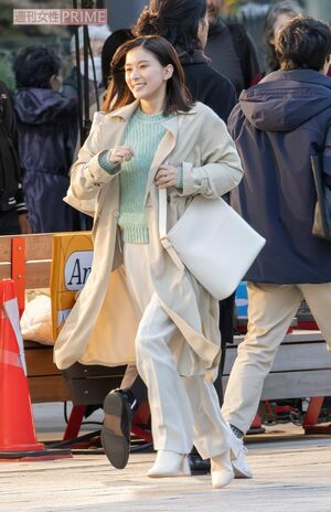 2023年11月中旬、都内で『マルエフ』のCM撮影をしていた芳根京子。肌寒い中でも、常に笑顔を絶やさない